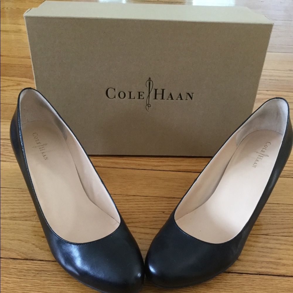 Cole Haan women’s black Edie low pump in the box